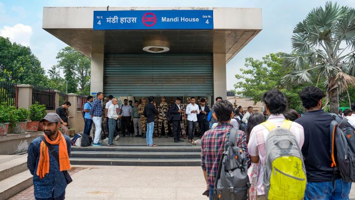 https://www.salarnews.in/public/uploads/images/newsimages/maannewsimage24072026_160716_Delhi Metro.jpg